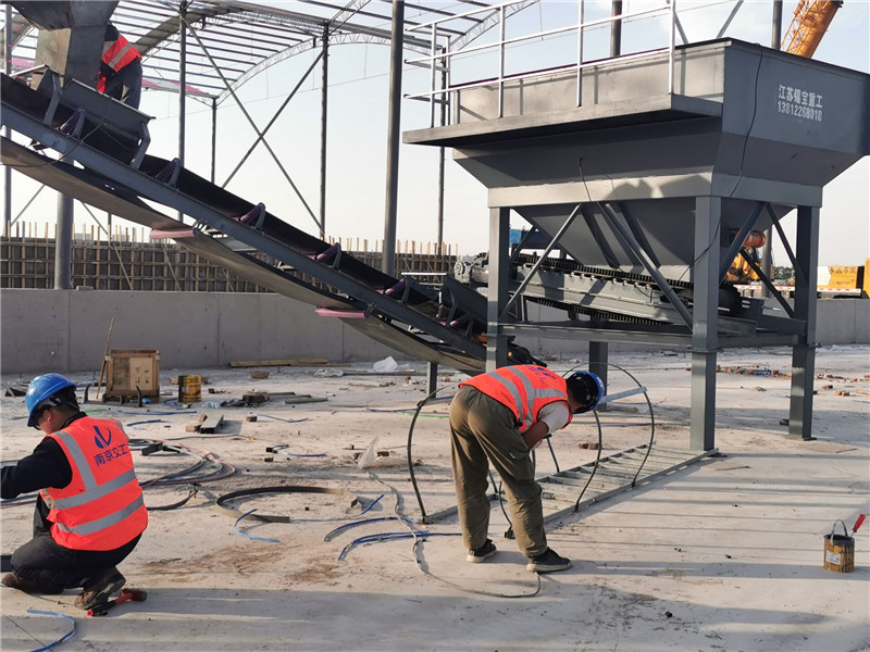 錫寶重工員工們冒著高溫在江蘇淮安客戶現(xiàn)場進行設備安裝(圖2)