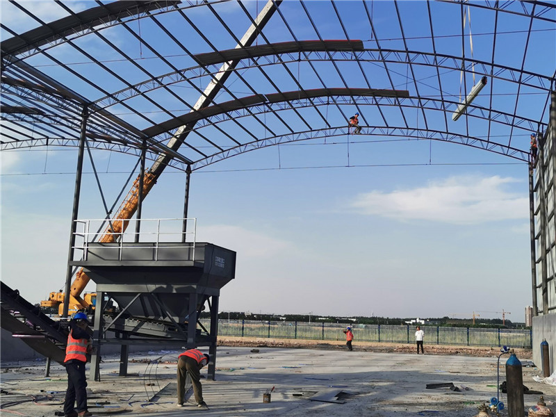 錫寶重工員工們冒著高溫在江蘇淮安客戶現(xiàn)場進行設備安裝(圖1)