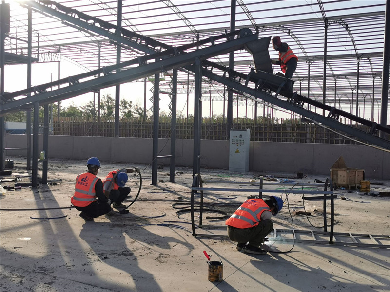 錫寶重工員工們冒著高溫在江蘇淮安客戶現(xiàn)場進行設備安裝(圖5)